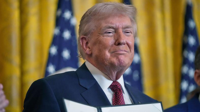 特朗普“用1万人特工”造出的重权部门,暗示一场巨变的来临?